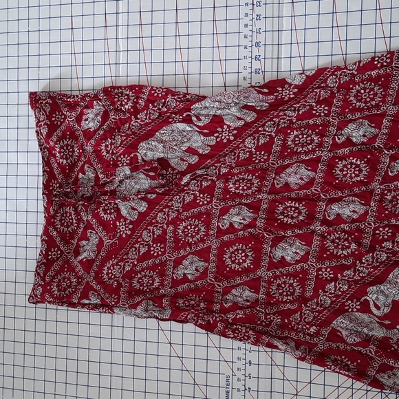 👑 3/$30 Red & White Elephant Skirt - Picture 2 of 5